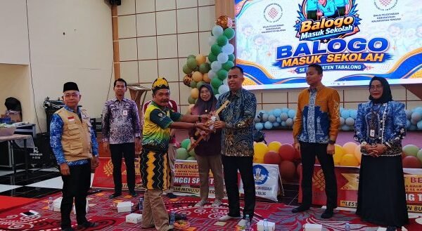 Suasana Lomba Balogo Masuk Sekolah di Aula Plaza Barunak, Tanjung, saat Habib Muhammad Taufani Alkaf menyerahkan penghargaan kepada peserta dan panitia.