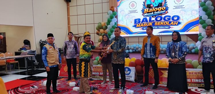 Suasana Lomba Balogo Masuk Sekolah di Aula Plaza Barunak, Tanjung, saat Habib Muhammad Taufani Alkaf menyerahkan penghargaan kepada peserta dan panitia.