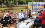 Sejumlah warga dan pejabat Tabalong menanam bibit melon golden di lahan percontohan TP PKK bersama Bupati H Noor Rifani pada 19 Juni 2026.