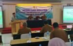 Wakil Bupati Tabalong berbicara di podium saat sosialisasi RPPLH 2026–2056, disaksikan peserta rapat dan layar presentasi di aula hotel.