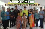 Dalam suasana sunatan massal, TP-PKK Gunung Mas bersama peserta dan tenaga kesehatan menyambut HUT ke-24 Kabupaten Gunung Mas di puskesmas.