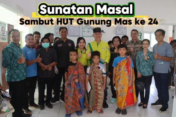 Dalam suasana sunatan massal, TP-PKK Gunung Mas bersama peserta dan tenaga kesehatan menyambut HUT ke-24 Kabupaten Gunung Mas di puskesmas.