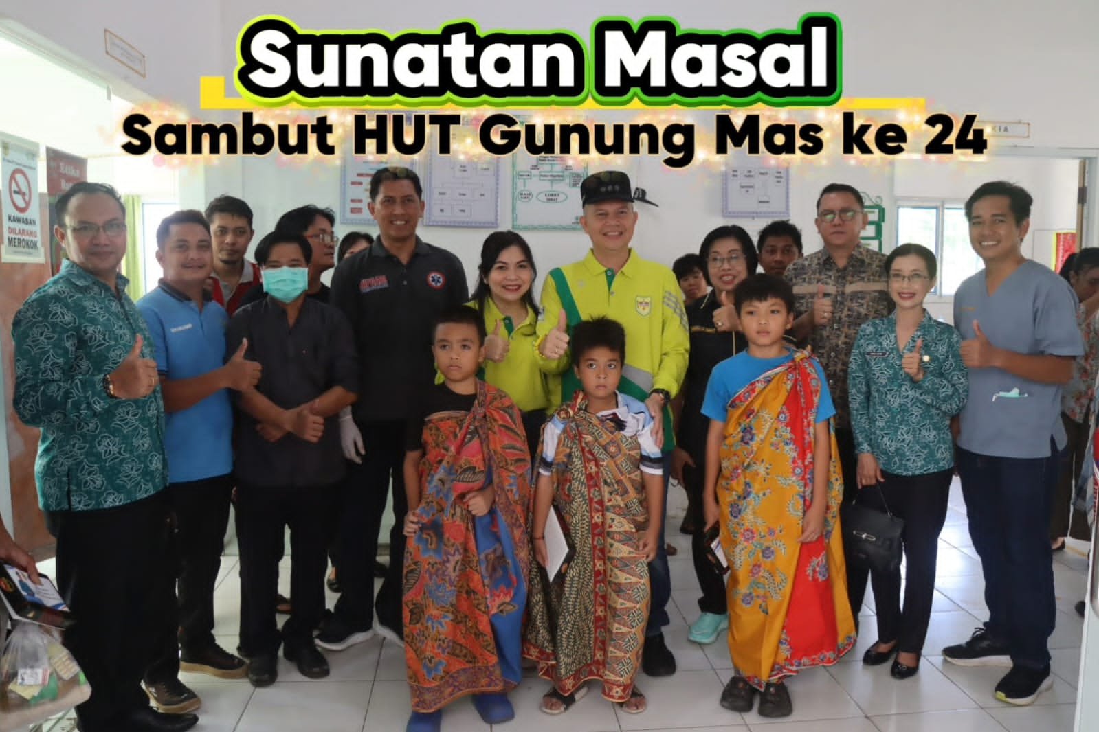 Dalam suasana sunatan massal, TP-PKK Gunung Mas bersama peserta dan tenaga kesehatan menyambut HUT ke-24 Kabupaten Gunung Mas di puskesmas.