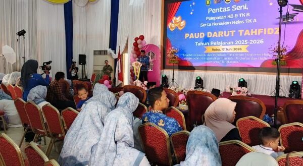 Ratusan peserta didik dan wali murid menghadiri khataman Al-Qur’an serta pentas seni PAUD Darut Tahfidz di Aula Pendopo Bersinar, Tabalong.