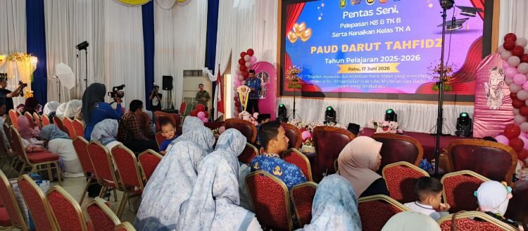 Ratusan peserta didik dan wali murid menghadiri khataman Al-Qur’an serta pentas seni PAUD Darut Tahfidz di Aula Pendopo Bersinar, Tabalong.