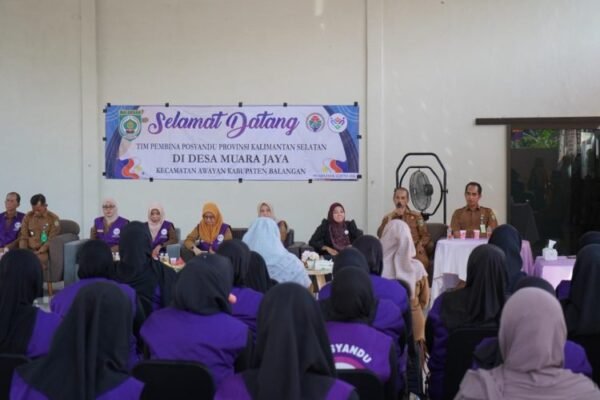 Tim Pembina Posyandu Kalimantan Selatan berdialog dengan kader berpakaian ungu di Gedung Multiguna Desa Muara Jaya, Balangan.
