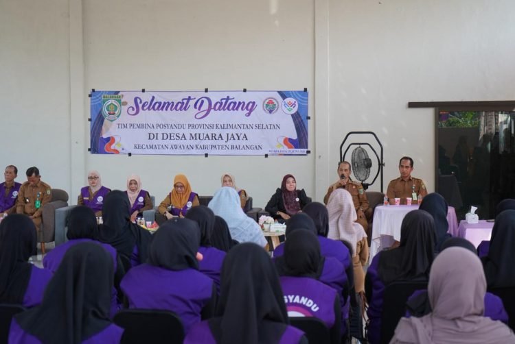 Tim Pembina Posyandu Kalimantan Selatan berdialog dengan kader berpakaian ungu di Gedung Multiguna Desa Muara Jaya, Balangan.