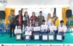 Para pejabat dan siswa berpose saat penyerahan beasiswa pada Temu Pendidik Nusantara XIII di Murung Raya.