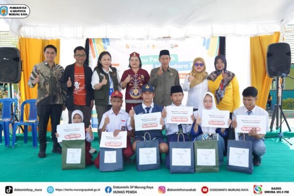 Para pejabat dan siswa berpose saat penyerahan beasiswa pada Temu Pendidik Nusantara XIII di Murung Raya.