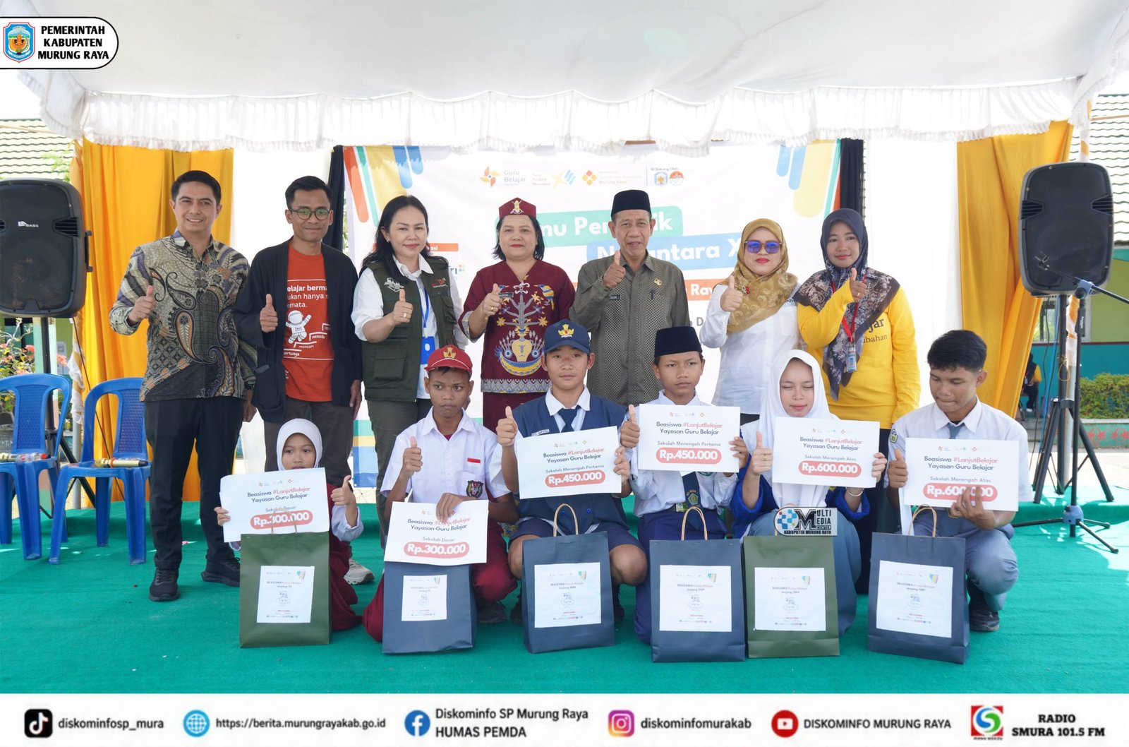 Para pejabat dan siswa berpose saat penyerahan beasiswa pada Temu Pendidik Nusantara XIII di Murung Raya.