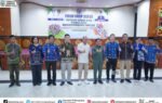 Sepuluh pejabat Murung Raya berdiri bersama sambil memberi salam jempol di depan spanduk FGD Desain Olahraga Daerah 2026.