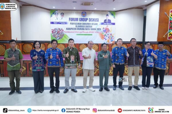 Sepuluh pejabat Murung Raya berdiri bersama sambil memberi salam jempol di depan spanduk FGD Desain Olahraga Daerah 2026.