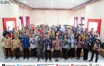 Puluhan guru dan kepala sekolah berpose bersama trofi emas dalam acara seleksi berprestasi di Murung Raya.