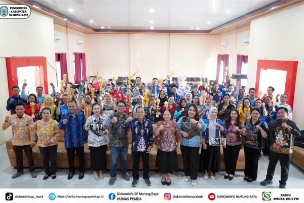 Puluhan guru dan kepala sekolah berpose bersama trofi emas dalam acara seleksi berprestasi di Murung Raya.