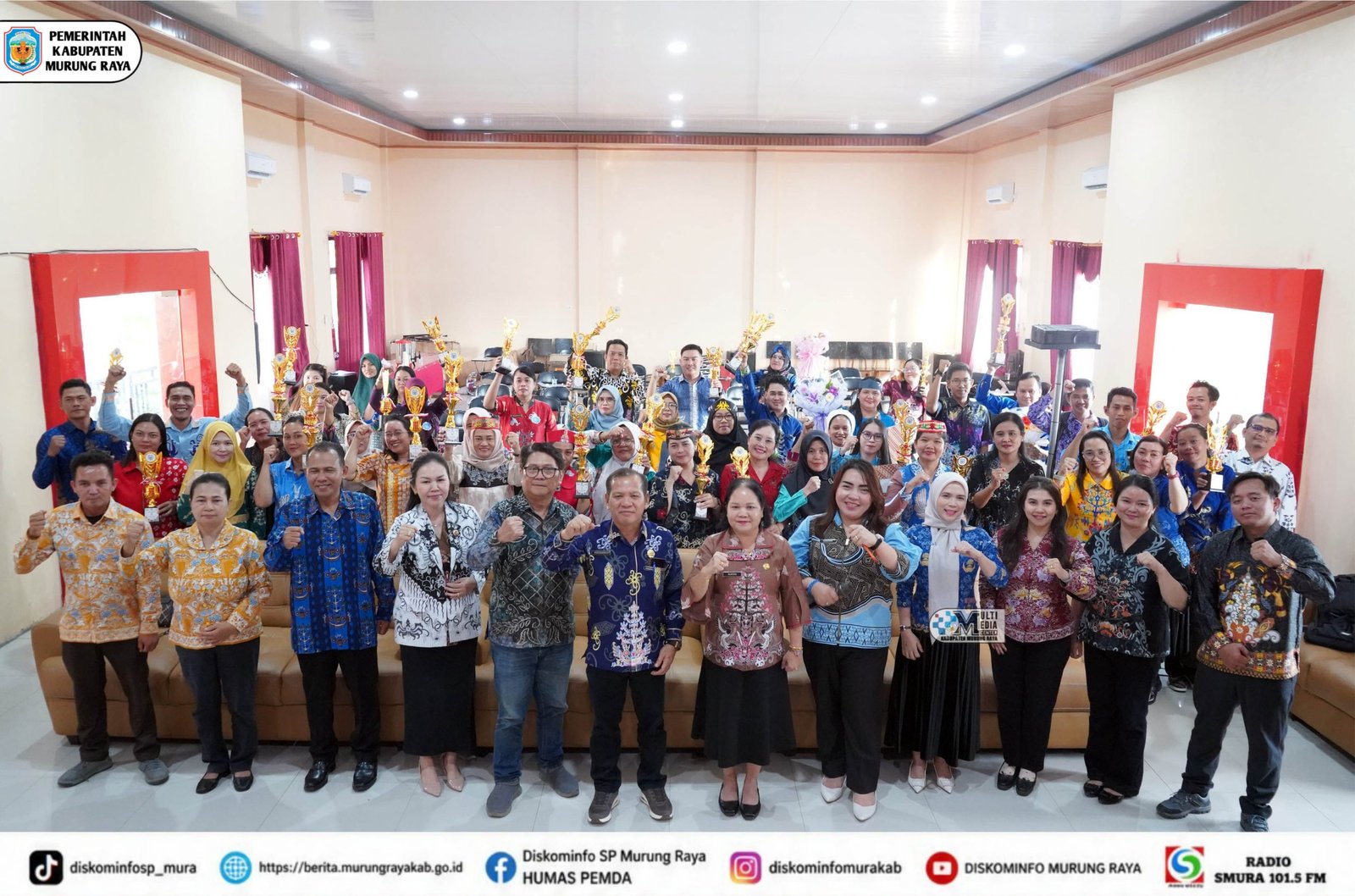 Puluhan guru dan kepala sekolah berpose bersama trofi emas dalam acara seleksi berprestasi di Murung Raya.