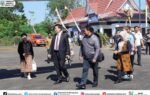 Sejumlah pejabat Murung Raya berjalan di area bandara usai pelepasan Wakil Gubernur Kalteng Edy Pratowo setelah pembukaan Sinode GKE.