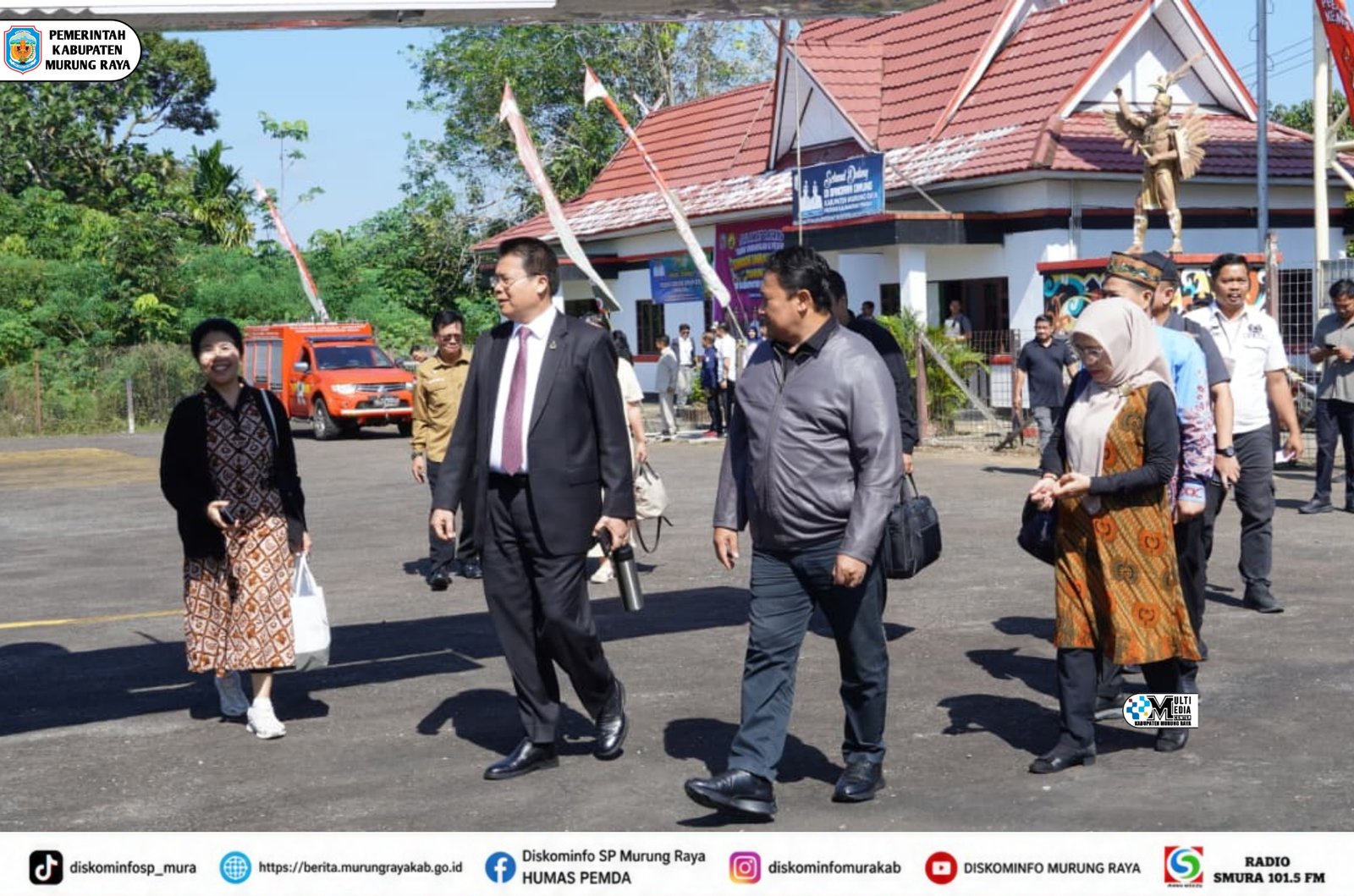 Sejumlah pejabat Murung Raya berjalan di area bandara usai pelepasan Wakil Gubernur Kalteng Edy Pratowo setelah pembukaan Sinode GKE.