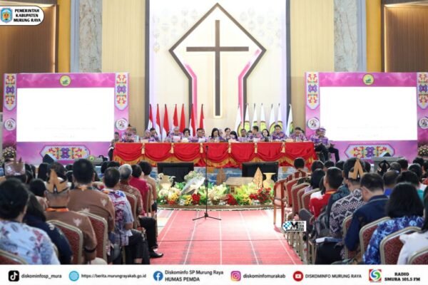 Sidang Sinode Umum XXV GKE di Murung Raya berlangsung di gereja dengan panel pimpinan, salib besar, dan peserta memenuhi kursi ruangan.