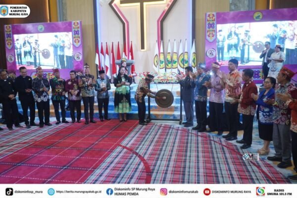 Pemukulan gong menandai penutupan Sinode Umum XXV GKE di Gereja Elioteria Christian Center, Puruk Cahu, Murung Raya.