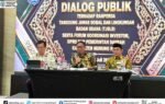 Dalam dialog publik Ranperda TJSLB di Jakarta, Bupati Heriyus berbicara bersama dua pejabat lain di depan layar acara Murung Raya.