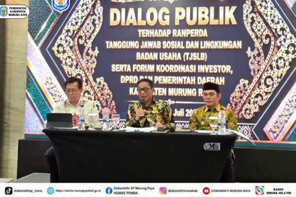 Dalam dialog publik Ranperda TJSLB di Jakarta, Bupati Heriyus berbicara bersama dua pejabat lain di depan layar acara Murung Raya.