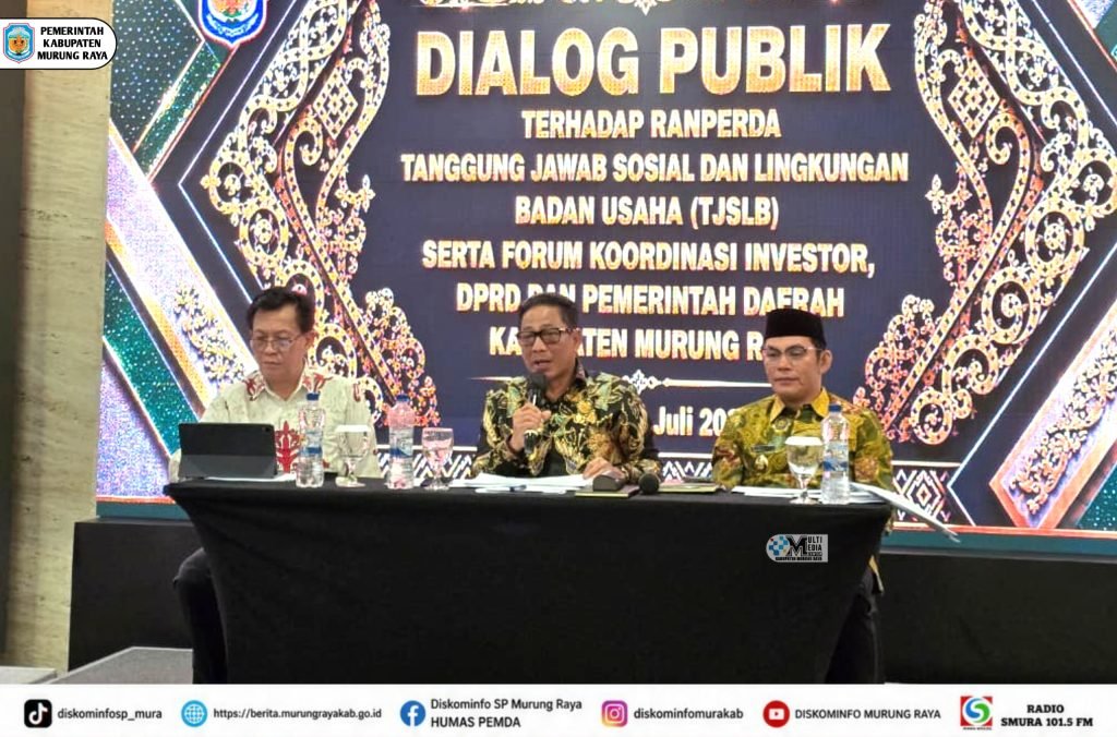 Dalam dialog publik Ranperda TJSLB di Jakarta, Bupati Heriyus berbicara bersama dua pejabat lain di depan layar acara Murung Raya.