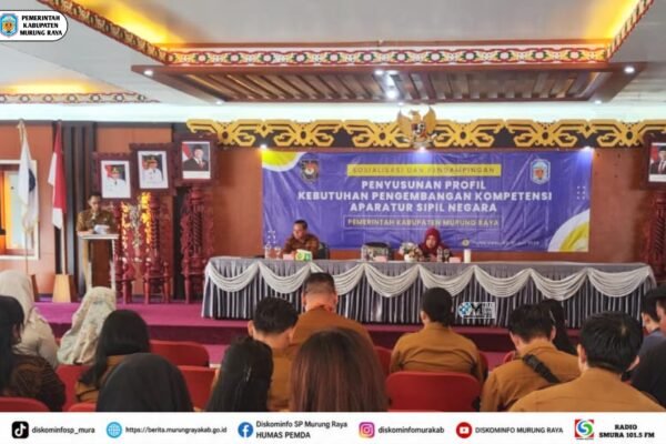 Ruang sosialisasi Pemkab Murung Raya menampilkan banner ungu tentang penyusunan profil kebutuhan pengembangan kompetensi ASN.