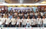 Puluhan remaja dan pejabat berpose di aula saat seminar cegah stunting bagi remaja di Murung Raya.