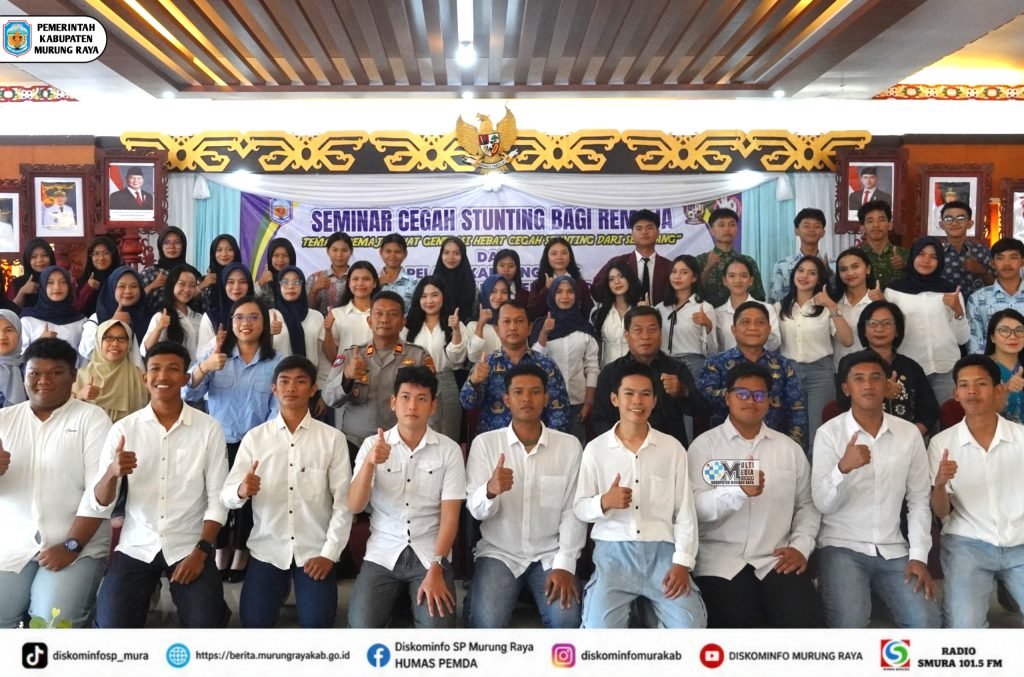 Puluhan remaja dan pejabat berpose di aula saat seminar cegah stunting bagi remaja di Murung Raya.