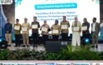 Sejumlah penerima penghargaan berdiri di panggung sambil memegang sertifikat pada Dialog Berpihak Kepada Anak #4 di Yogyakarta.