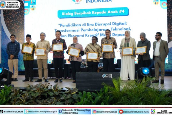 Sejumlah penerima penghargaan berdiri di panggung sambil memegang sertifikat pada Dialog Berpihak Kepada Anak #4 di Yogyakarta.