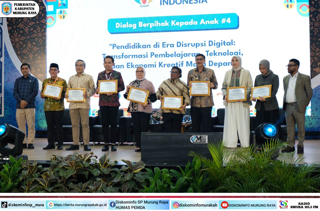 Sejumlah penerima penghargaan berdiri di panggung sambil memegang sertifikat pada Dialog Berpihak Kepada Anak #4 di Yogyakarta.
