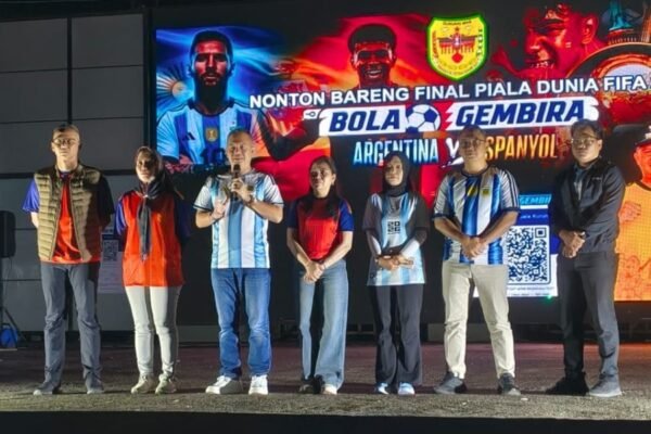 Bupati Gumas, Forkopimda Bersama Masyarakat Nobar Final Piala Dunia Di Taman Kota Kuala Kurun