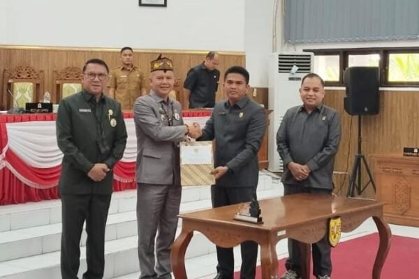 Bupati Gunung Mas Hadiri Paripurna DPRD, Dua Raperda Disetujui Bersama