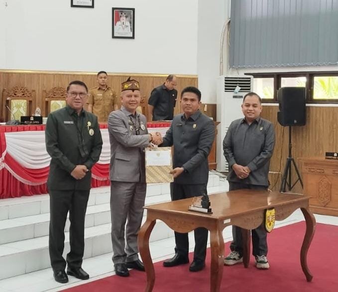 Bupati Gunung Mas Hadiri Paripurna DPRD, Dua Raperda Disetujui Bersama