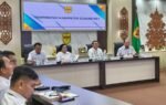 Di ruang rapat Pemkab Gunung Mas, Wakil Bupati Efrensia L.P. Umbing bersama jajaran duduk membahas evaluasi pelaporan tim percepatan pertumbuhan ekonomi daerah 2026.