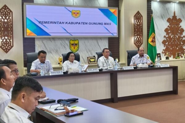 Di ruang rapat Pemkab Gunung Mas, Wakil Bupati Efrensia L.P. Umbing bersama jajaran duduk membahas evaluasi pelaporan tim percepatan pertumbuhan ekonomi daerah 2026.