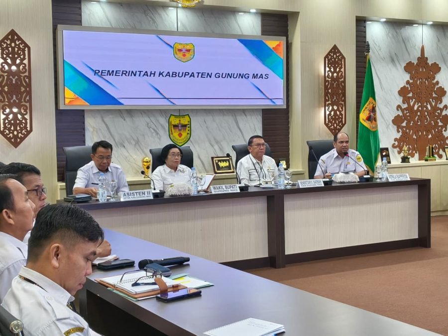 Di ruang rapat Pemkab Gunung Mas, Wakil Bupati Efrensia L.P. Umbing bersama jajaran duduk membahas evaluasi pelaporan tim percepatan pertumbuhan ekonomi daerah 2026.