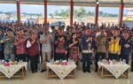 Sejumlah pejabat dan undangan berdiri bersama saat pembukaan MPLS Sekolah Rakyat Terintegrasi 54 di Kuala Kurun, Gunung Mas.
