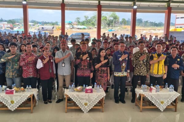 Sejumlah pejabat dan undangan berdiri bersama saat pembukaan MPLS Sekolah Rakyat Terintegrasi 54 di Kuala Kurun, Gunung Mas.