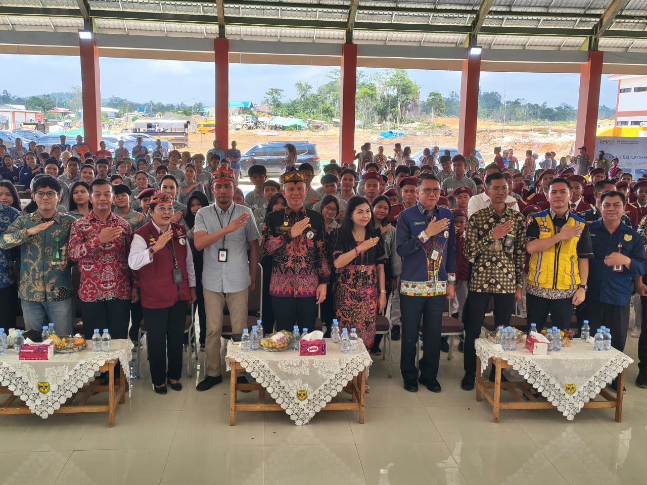 Sejumlah pejabat dan undangan berdiri bersama saat pembukaan MPLS Sekolah Rakyat Terintegrasi 54 di Kuala Kurun, Gunung Mas.