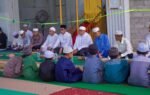 Jemaah duduk bersaf saat salat Jumat perdana usai peresmian Masjid Raudhatul Jannah di Gunung Pandau.