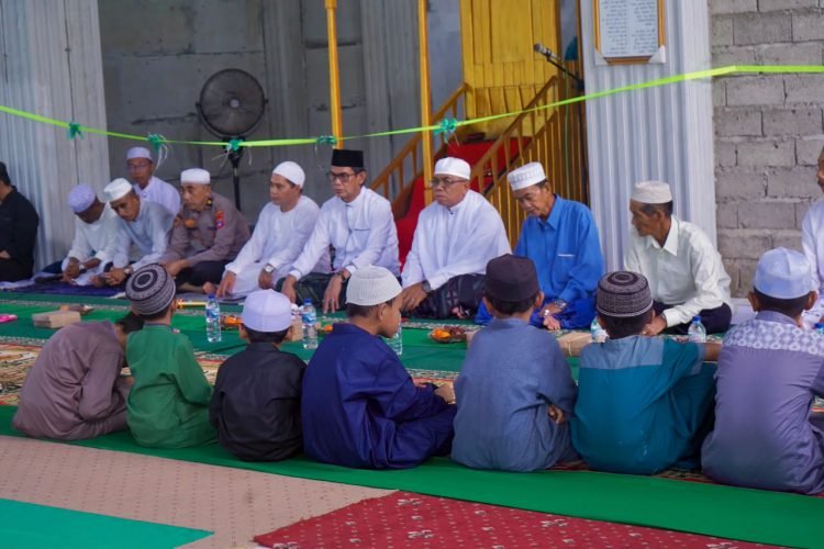 Jemaah duduk bersaf saat salat Jumat perdana usai peresmian Masjid Raudhatul Jannah di Gunung Pandau.