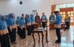 Bupati Tabalong H. Muhammad Noor Rifani memimpin pengukuhan Pokja Bunda PAUD Periode 2025–2030 di aula dengan puluhan peserta berseragam biru.