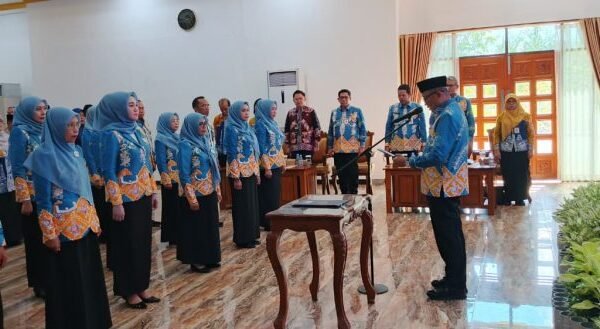 Bupati Tabalong H. Muhammad Noor Rifani memimpin pengukuhan Pokja Bunda PAUD Periode 2025–2030 di aula dengan puluhan peserta berseragam biru.