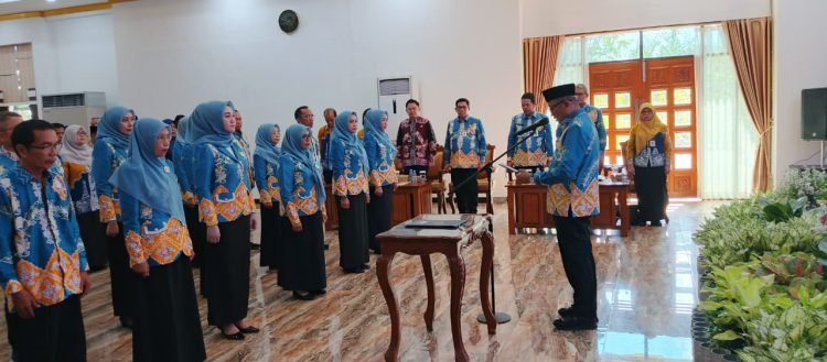 Bupati Tabalong H. Muhammad Noor Rifani memimpin pengukuhan Pokja Bunda PAUD Periode 2025–2030 di aula dengan puluhan peserta berseragam biru.