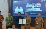 Bupati Tabalong berdiri bersama pejabat lain saat penandatanganan MoU dengan Politeknik Negeri Banjarmasin dan ITSK RS dr. Soepraoen Malang.