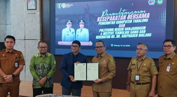 Bupati Tabalong berdiri bersama pejabat lain saat penandatanganan MoU dengan Politeknik Negeri Banjarmasin dan ITSK RS dr. Soepraoen Malang.