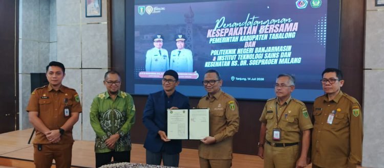 Bupati Tabalong berdiri bersama pejabat lain saat penandatanganan MoU dengan Politeknik Negeri Banjarmasin dan ITSK RS dr. Soepraoen Malang.