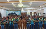 Para peserta OPP PT SIS Adaro berdiri berbaris di aula besar bersama pejabat daerah Tabalong dalam acara pelepasan.